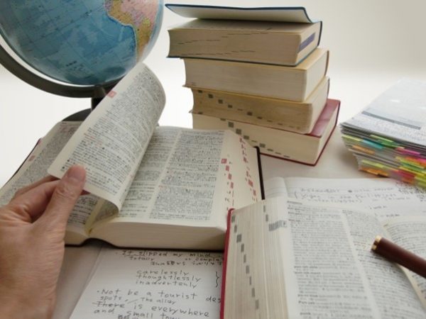 地球儀と辞書とノート